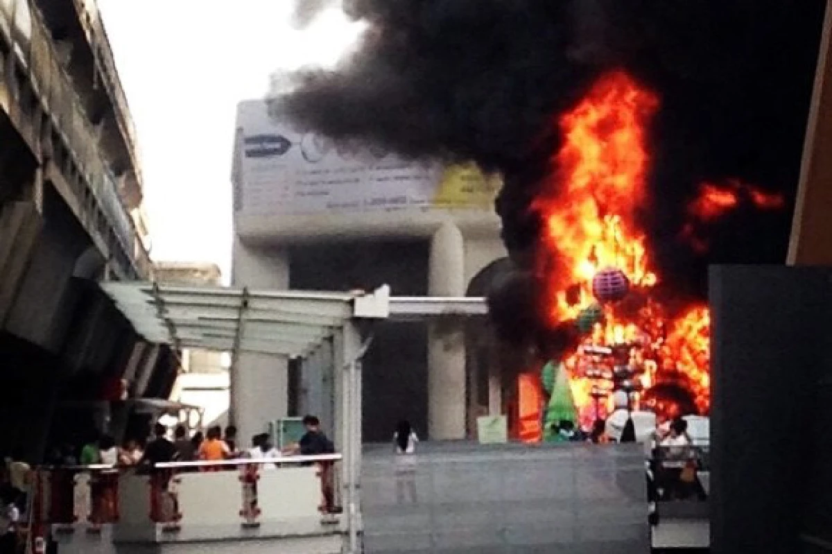 ไฟไหม้ต้นคริสต์มาสหน้าสยามสแควร์โชคดีดับทัน