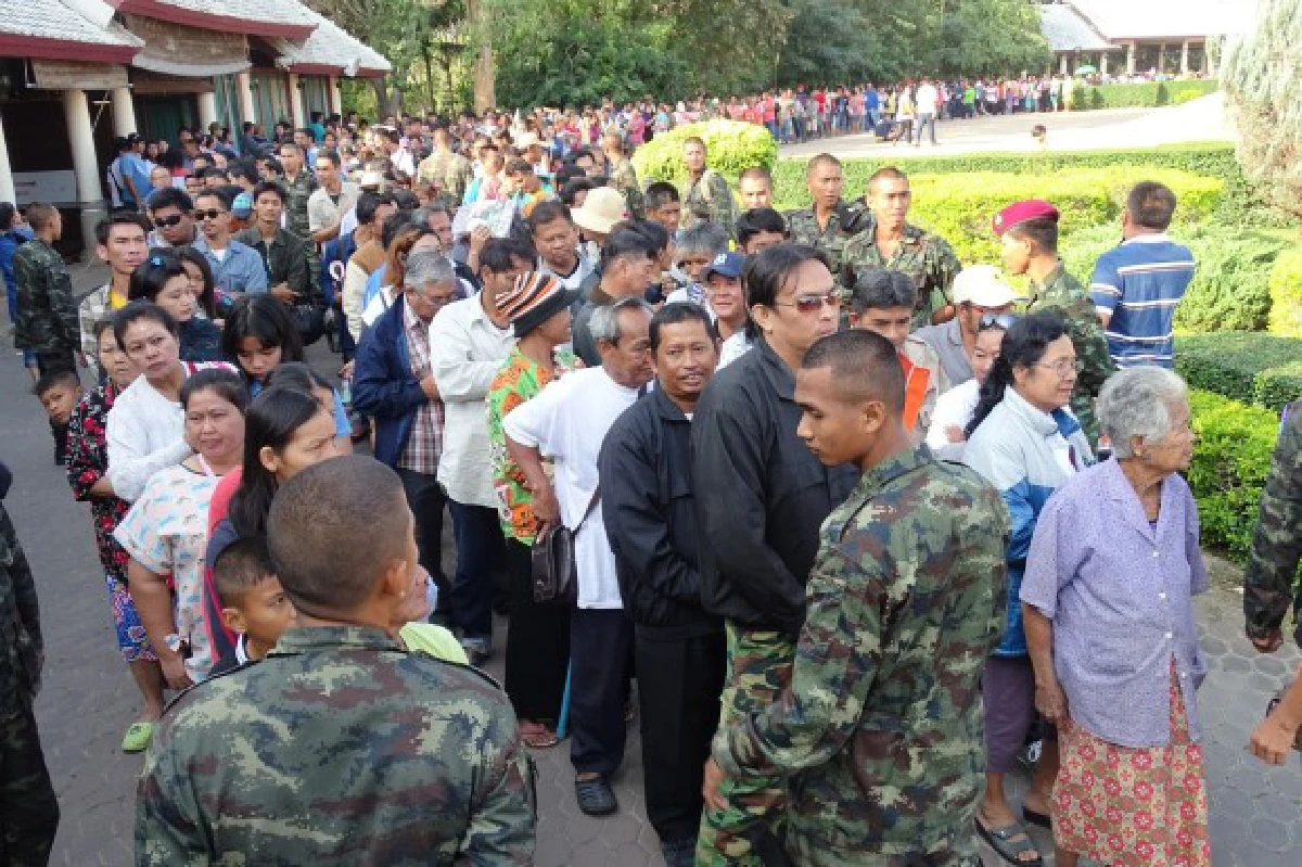 ประชาชนแห่รับพระเครื่องวัดห้วยมงคลแน่น