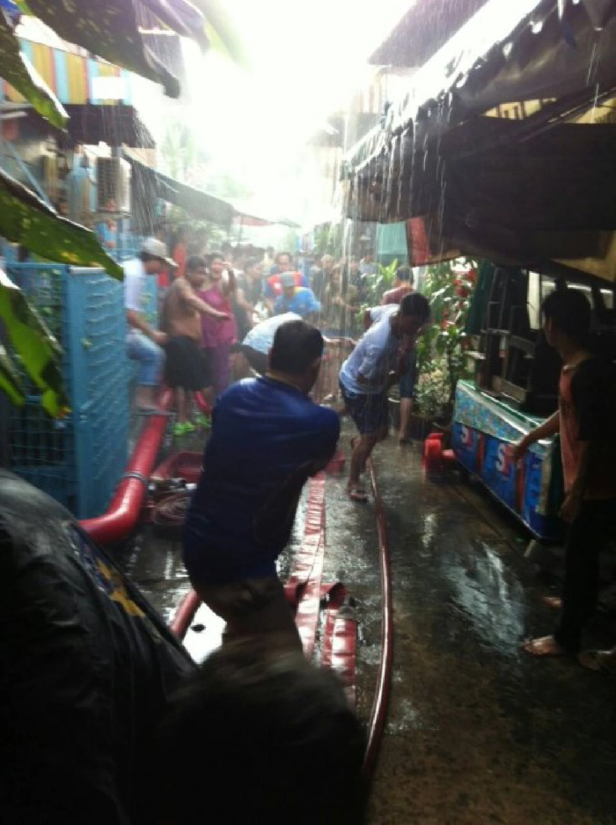 ไฟไหม้ชุมชนวัดคลองเตยในจนท.คุมเพลิงได้แล้ว