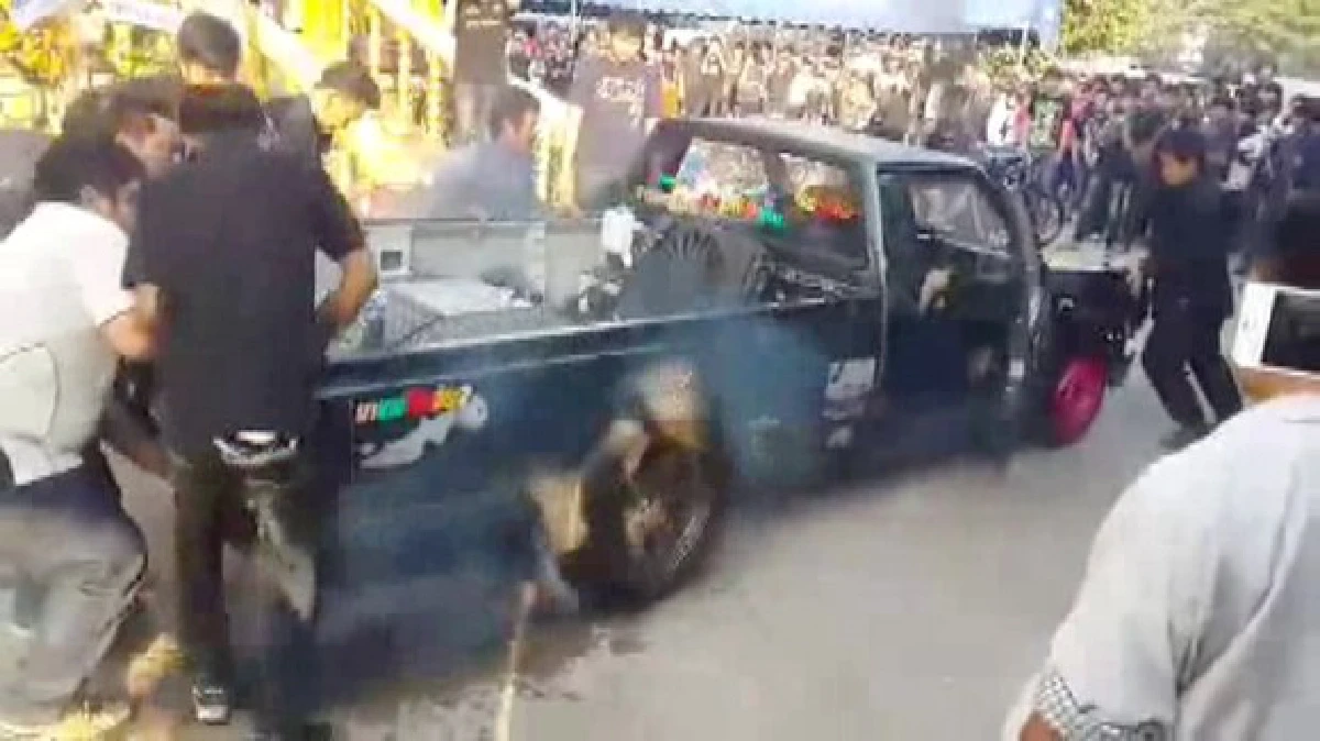 บิดคันเร่ง-เบิร์นยางสนั่นวัดในงานศพช่างแต่งรถ