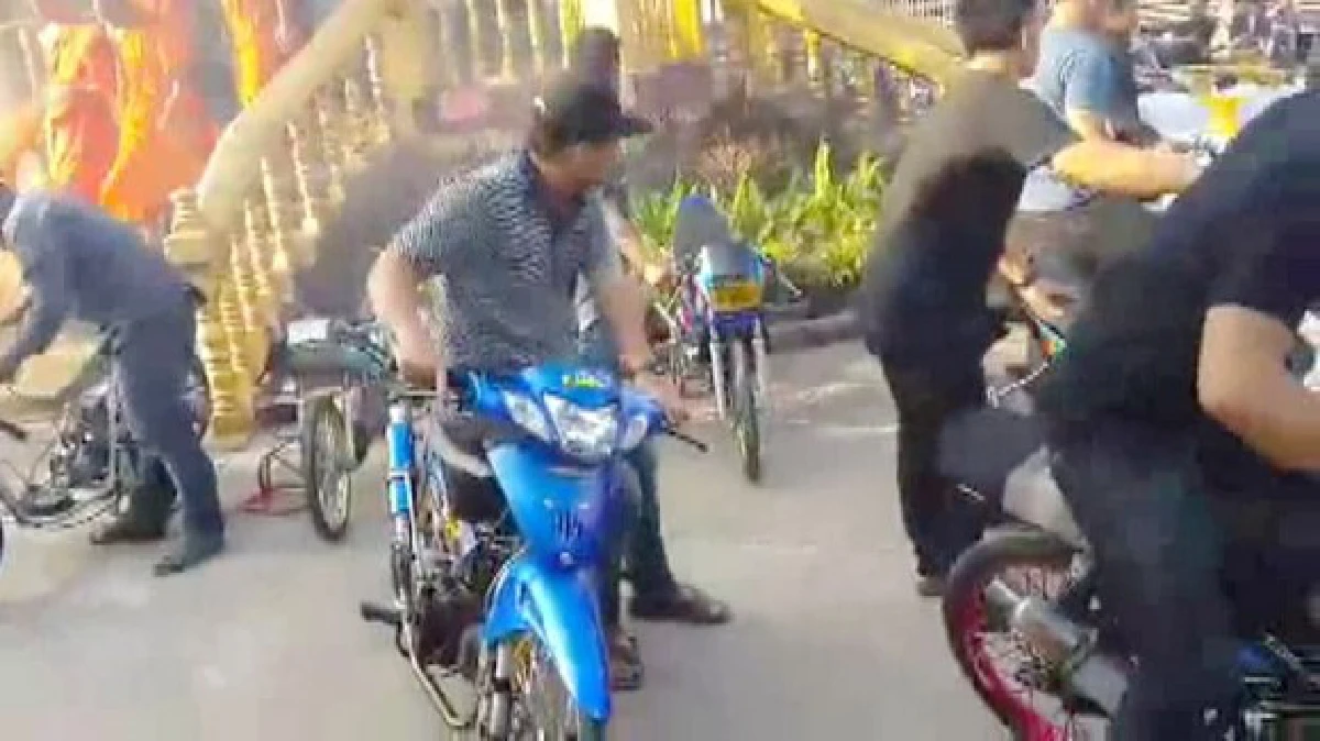 บิดคันเร่ง-เบิร์นยางสนั่นวัดในงานศพช่างแต่งรถ