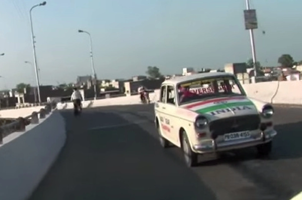 หนุ่มอินเดียเทพ!ขับรถถอยหลังทุกเส้นทางนาน12ปี(มีคลิป)