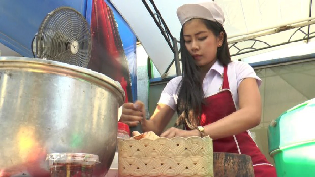 นศ.สาวเชียงใหม่ขายหมูย่างหาเงินเรียนรายได้วันละ2พัน