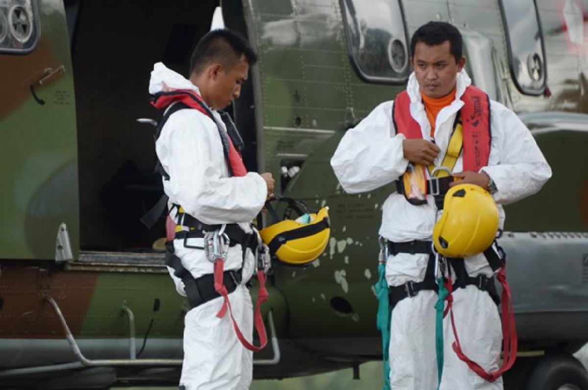Air Asia plane tail found, raising hopes that black boxes have been located (Updated)