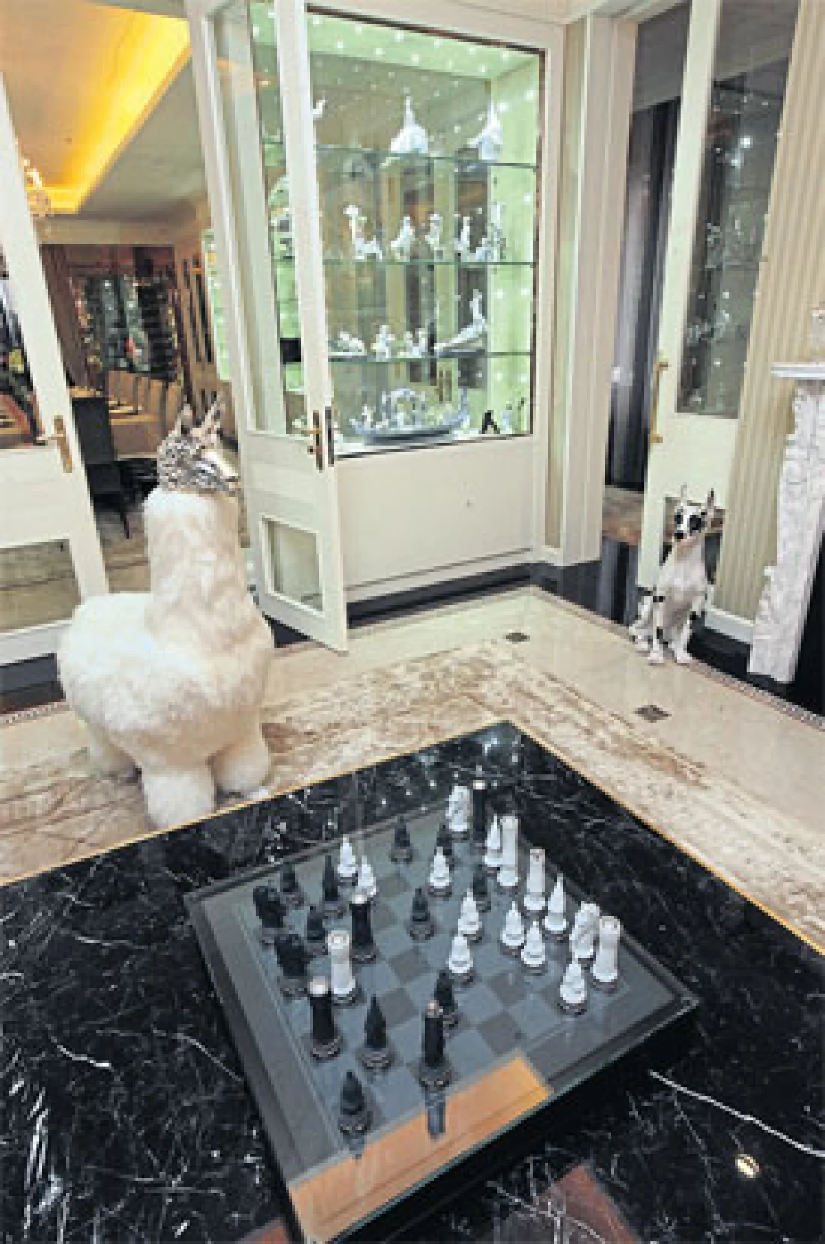 บ้านสไตล์เรียบโก้ สะท้อนบุคลิก 'ณกรณ์ กรณ์หิรัญ'