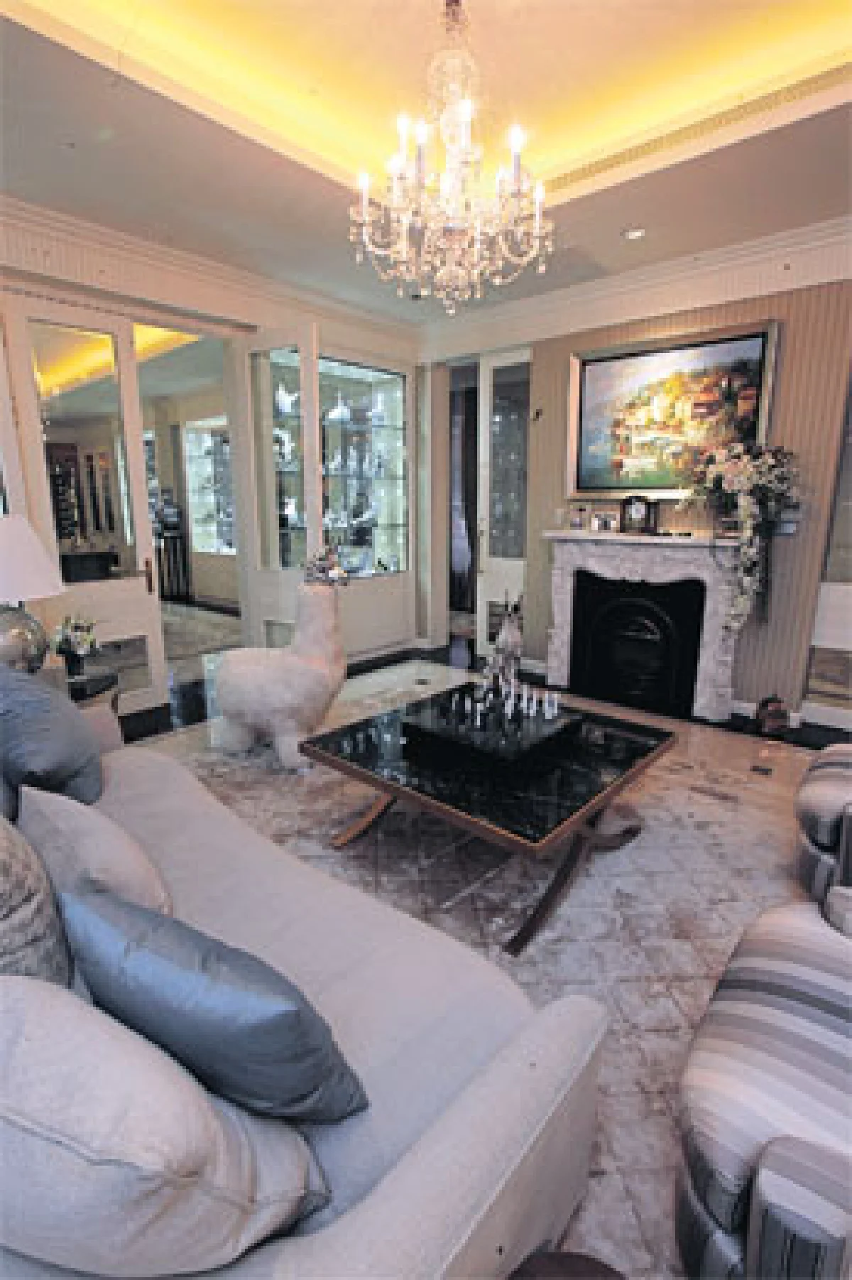 บ้านสไตล์เรียบโก้ สะท้อนบุคลิก 'ณกรณ์ กรณ์หิรัญ'