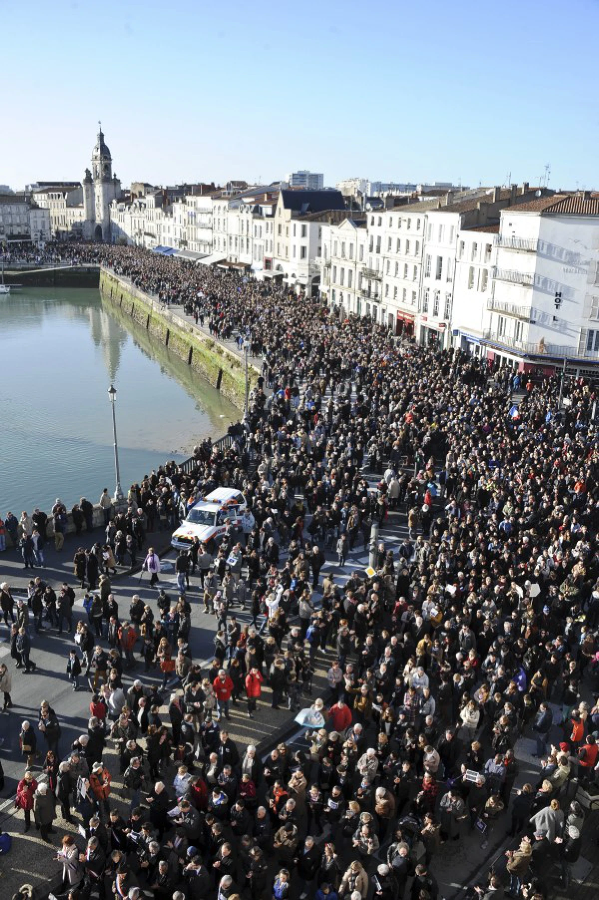 ชมภาพชุดเดินขบวนแสดงพลังในปารีส ฝรั่งเศส