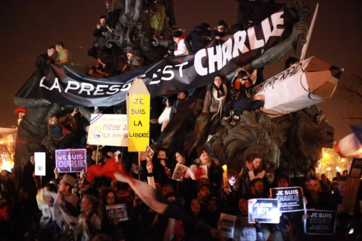 ชมภาพชุดเดินขบวนแสดงพลังในปารีส ฝรั่งเศส