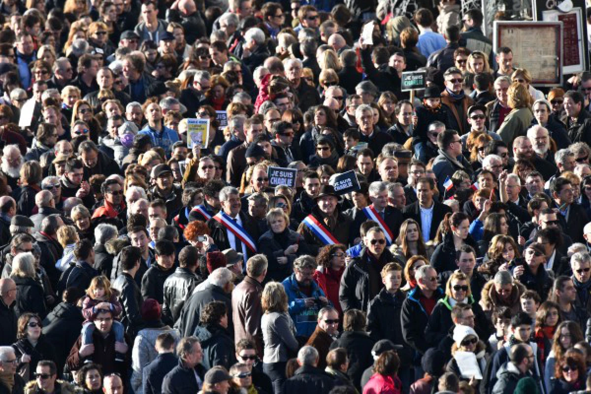 ชมภาพชุดเดินขบวนแสดงพลังในปารีส ฝรั่งเศส