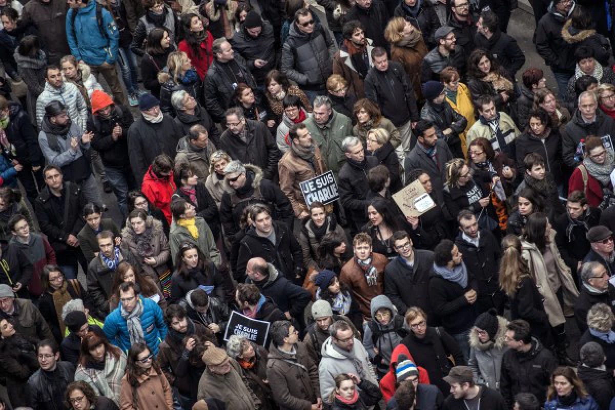 ชมภาพชุดเดินขบวนแสดงพลังในปารีส ฝรั่งเศส