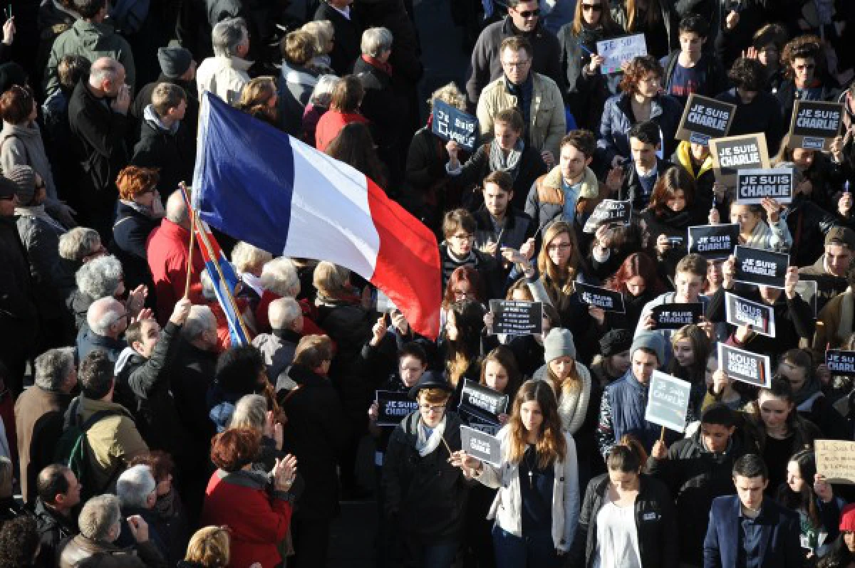 ชมภาพชุดเดินขบวนแสดงพลังในปารีส ฝรั่งเศส