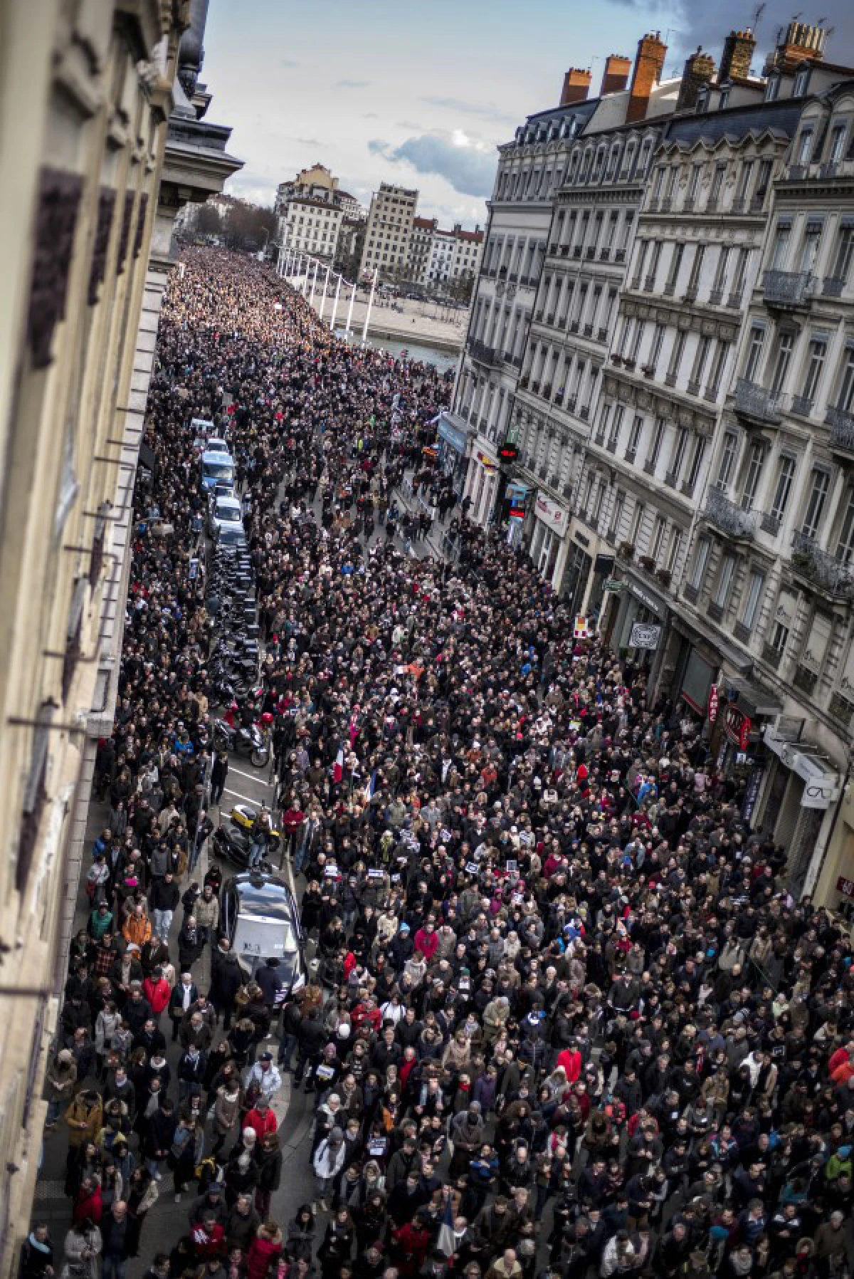 ชมภาพชุดเดินขบวนแสดงพลังในปารีส ฝรั่งเศส
