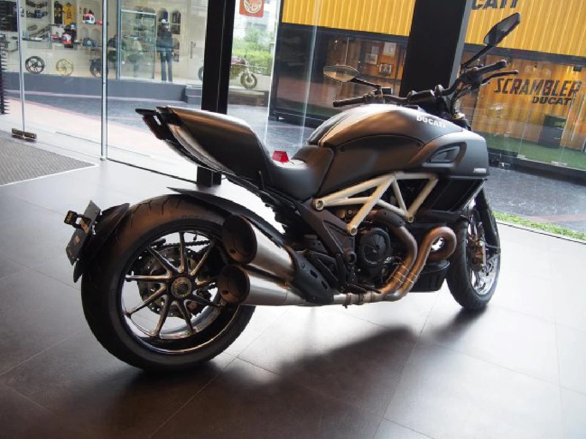 DUCATI DIAVEL CARBON 2015 "Don’t call me a cruiser"
