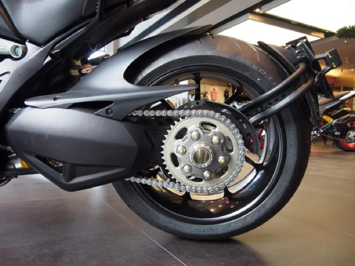 DUCATI DIAVEL CARBON 2015 "Don’t call me a cruiser"