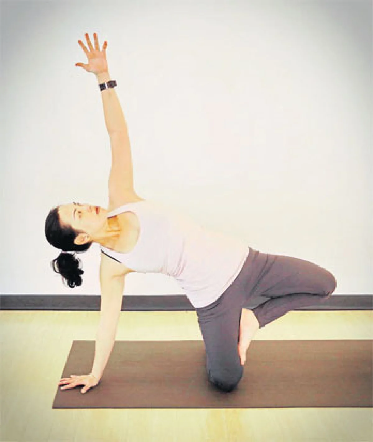 ท่า Side Plank with Tree Pose ตั้งเข่า