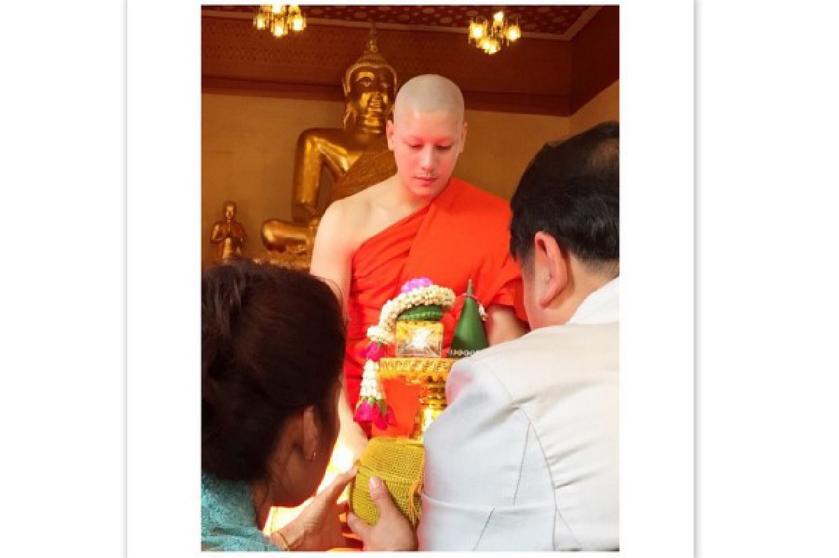 "เคน" อุปสมบทได้รับฉายา"พระภูมิธรรมโมภิขุ" "เคน" อุปสมบทได้รับฉายา"พระภูมิธรรมโมภิขุ"