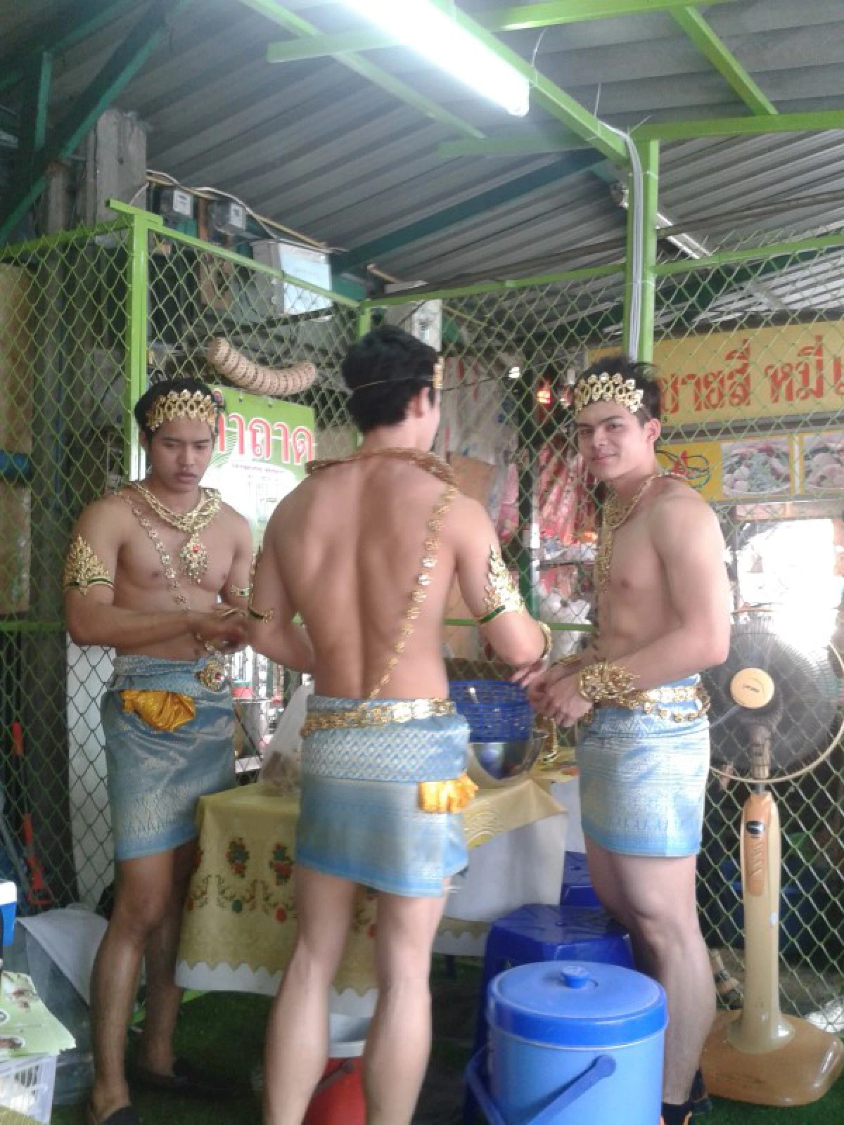 ตำถาดอาบทรัพย์แซ่บทั้งรสชาติและเด็กเสิร์ฟ