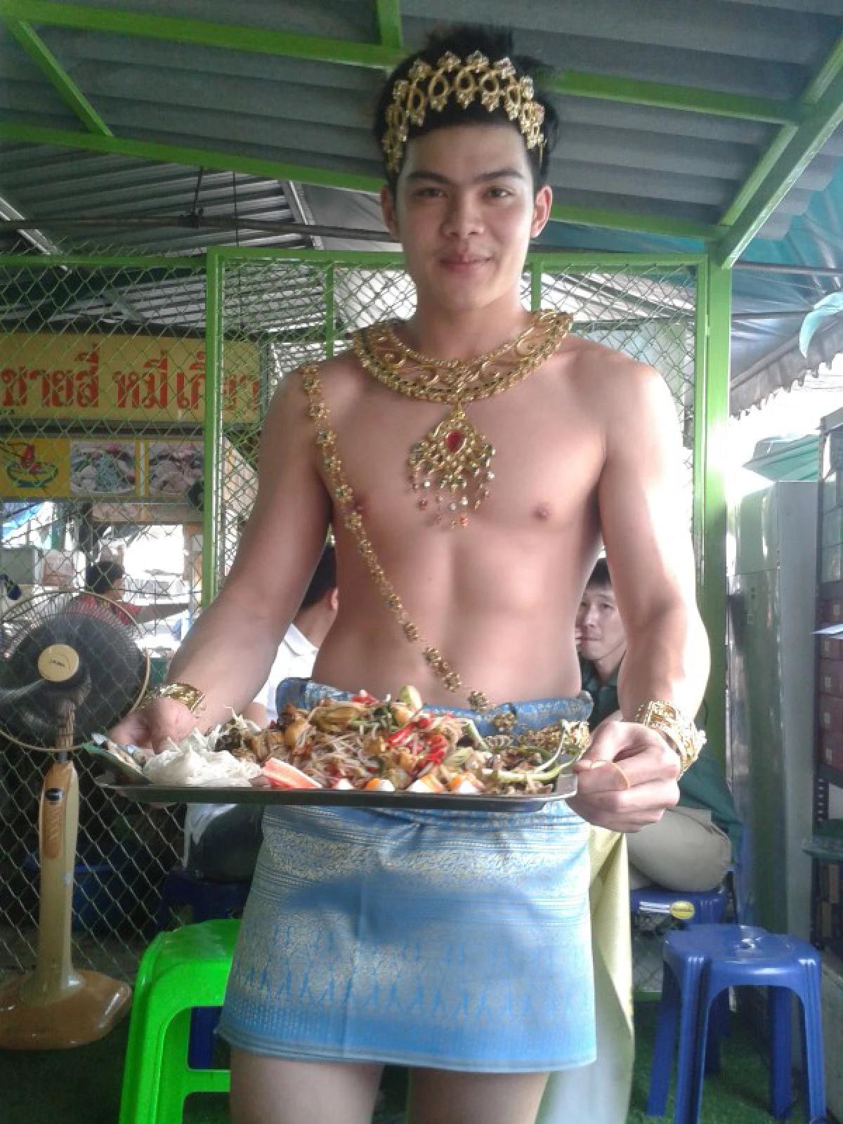 ตำถาดอาบทรัพย์แซ่บทั้งรสชาติและเด็กเสิร์ฟ