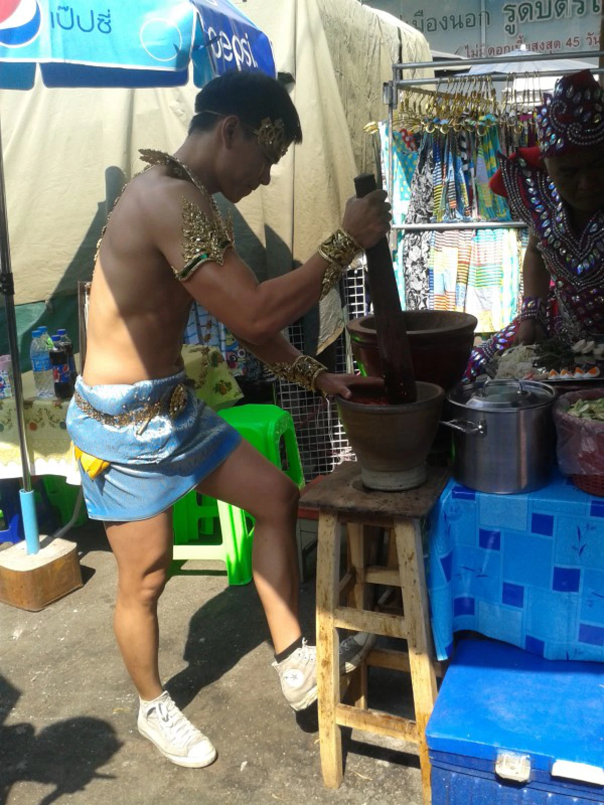 ตำถาดอาบทรัพย์แซ่บทั้งรสชาติและเด็กเสิร์ฟ