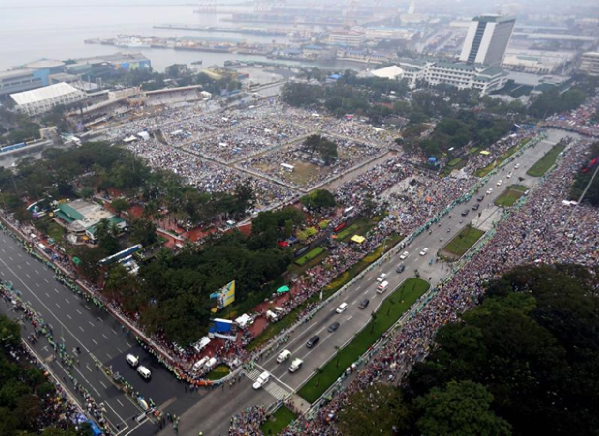 Six million turn out for Pope in Manila