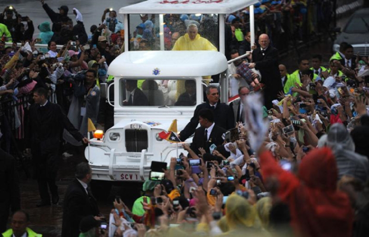 Six million turn out for Pope in Manila