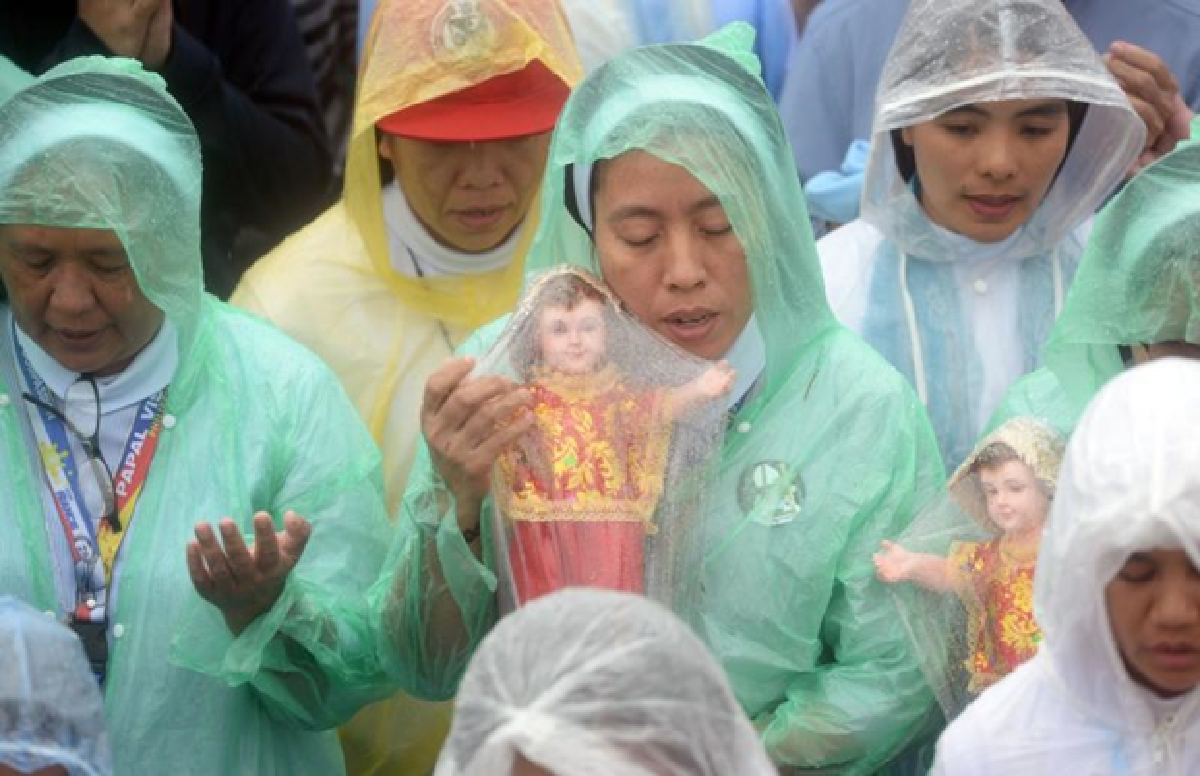 Six million turn out for Pope in Manila