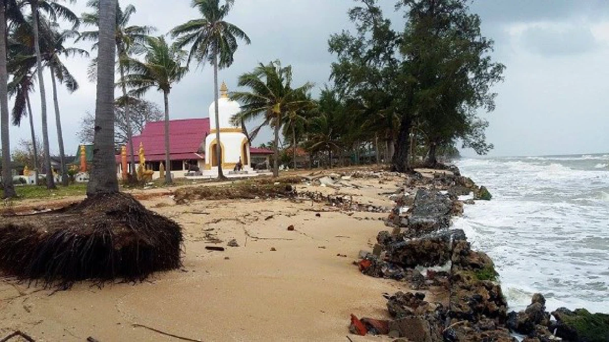 คลื่นกัดเซาะวัดอู่ตะเภาผวาเจดีย์หลวงปู่ทวดพัง