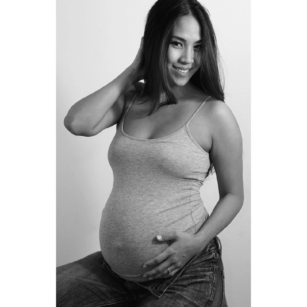 "แคล แคลอรีน"โชว์หวิว!อุ้มท้องถ่ายนู้ด