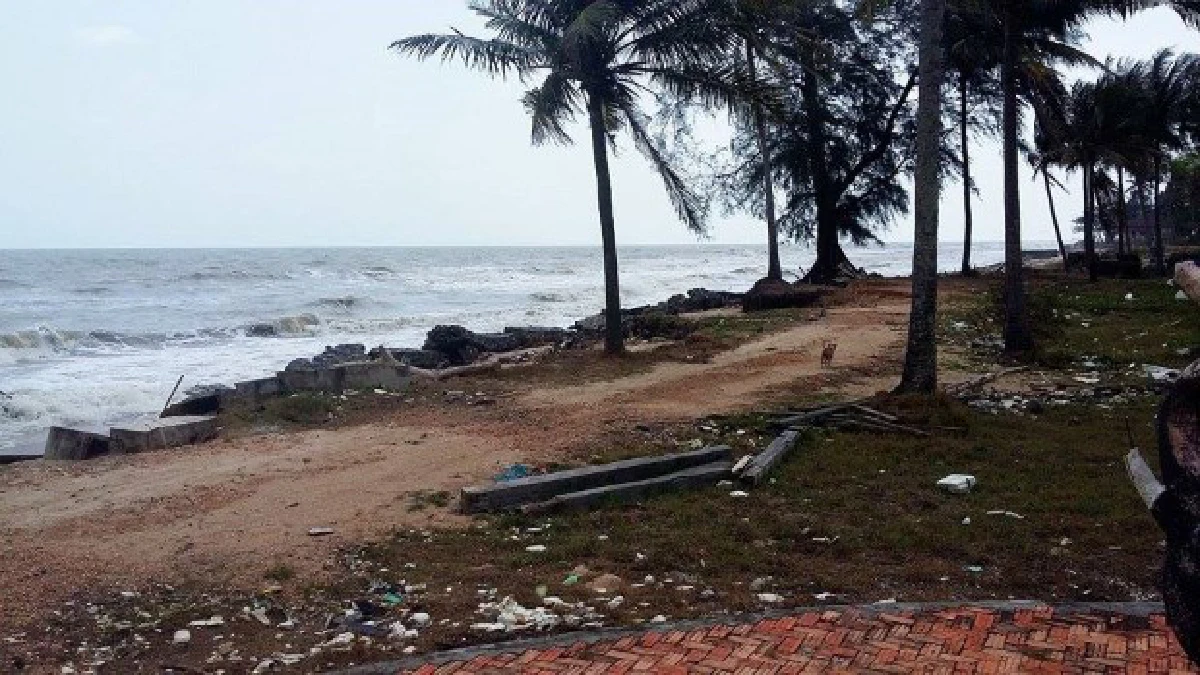 คลื่นกัดเซาะวัดอู่ตะเภาผวาเจดีย์หลวงปู่ทวดพัง