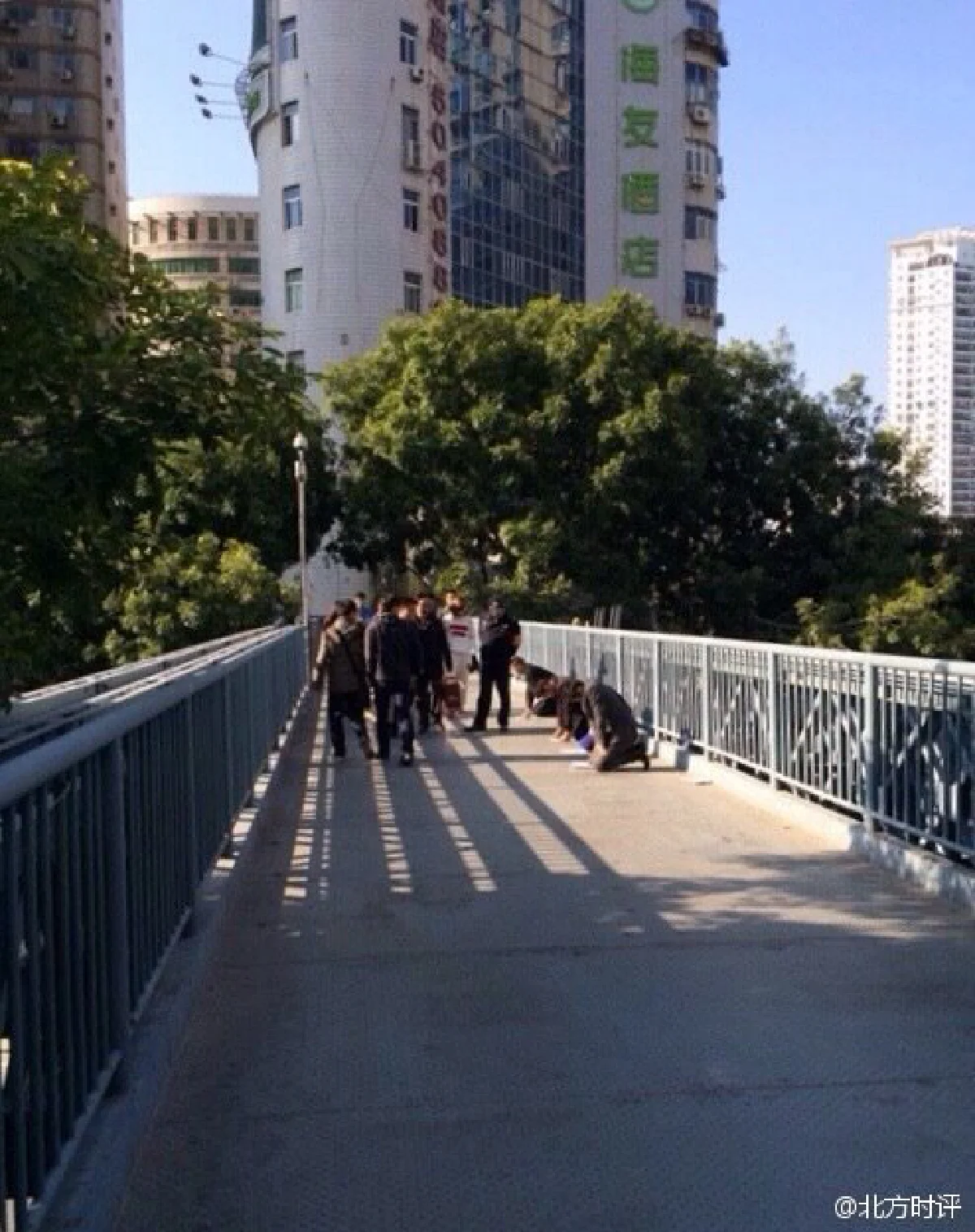 พนักงานจีนคุกเข่าไถ่โทษ ฐานทำงานไม่เสร็จ