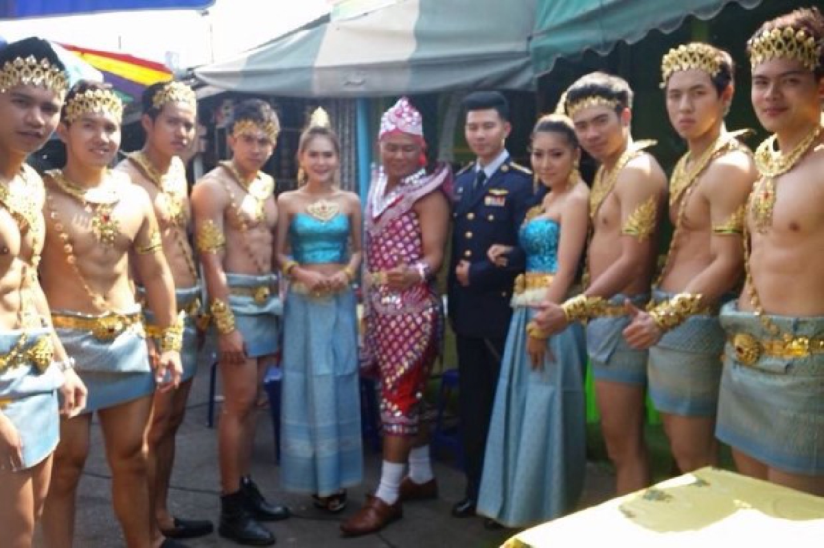 รู้จัก "โทนี่" เบื้องหลัง "ตำถาดอาบทรัพย์" แซ่บ!ทั้งคนตำยันคนเสิร์ฟ รู้จัก "โทนี่" เบื้องหลัง "ตำถาดอาบทรัพย์" แซ่บ!ทั้งคนตำยันคนเสิร์ฟ