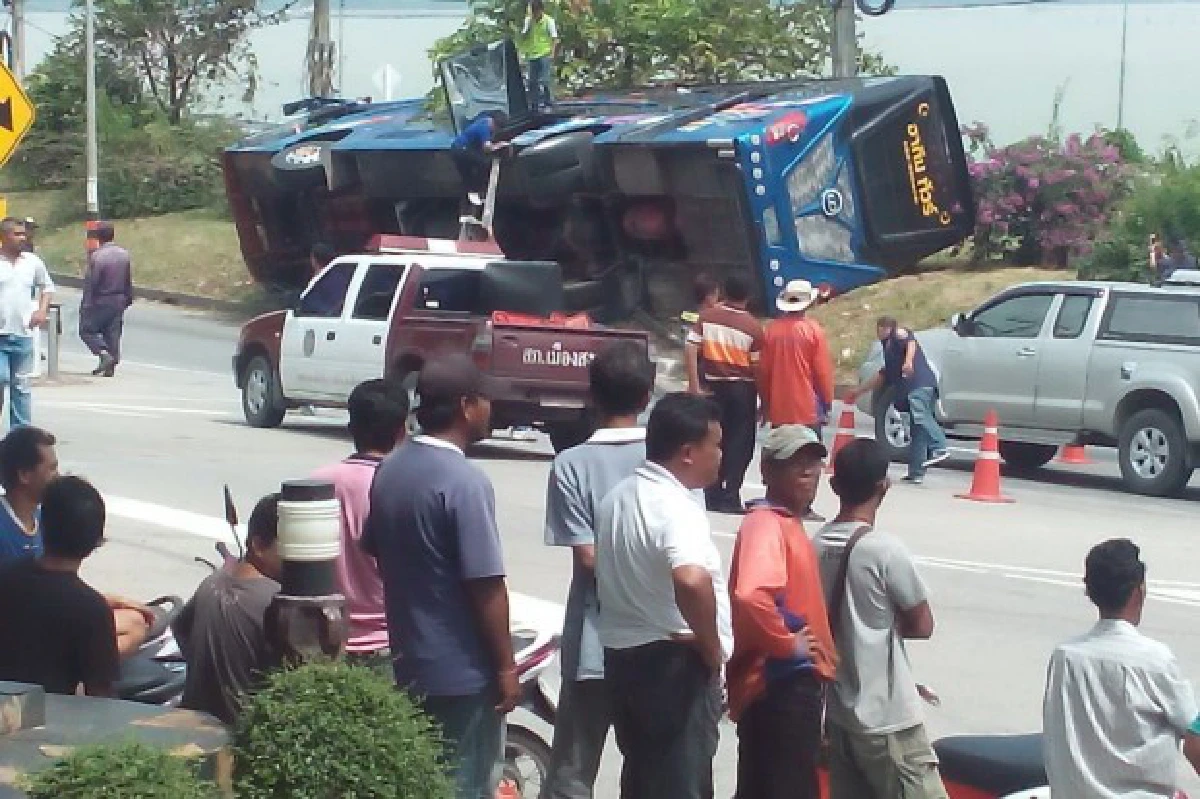 รถทัวร์นร.เบรคมีปัญหาขณะลงเขาพลิกคว่ำเจ็บ7ราย