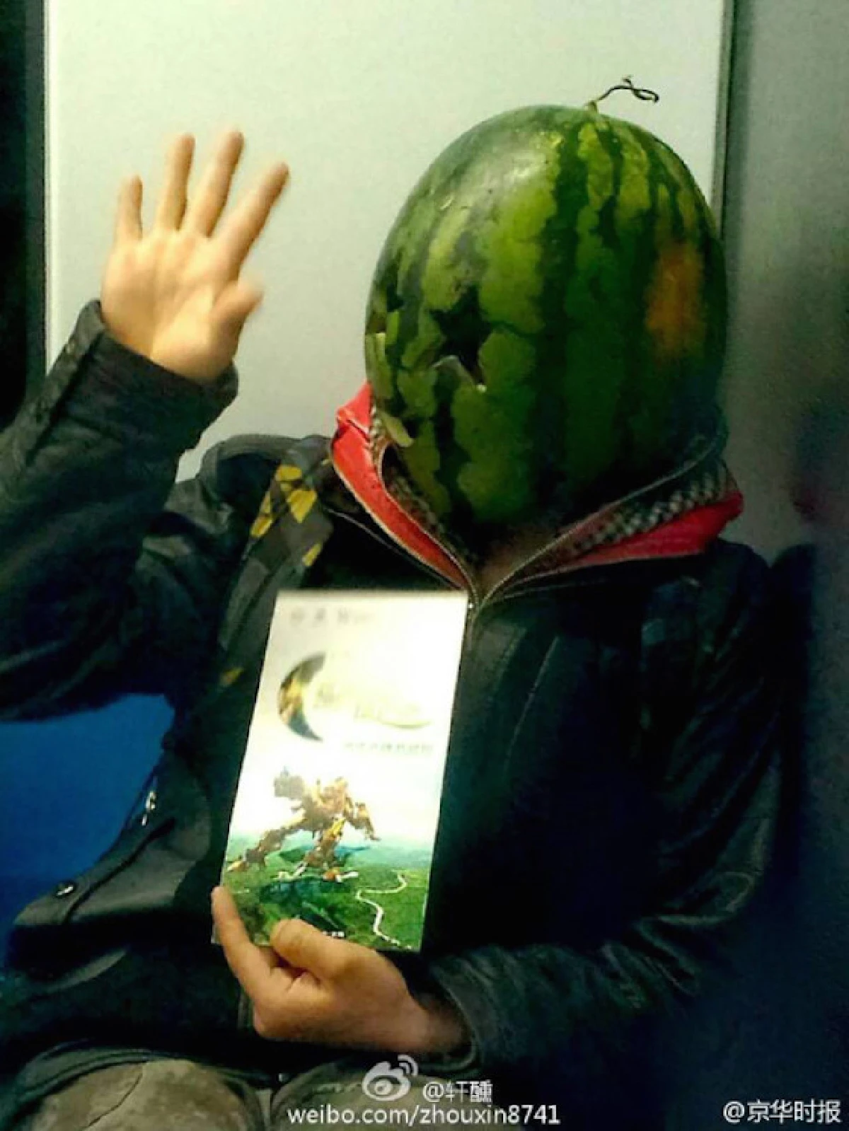 จีนพิลึก! เอาเปลือกแตงโมมาสวมหัว-เดินขึ้นรถไฟฟ้า