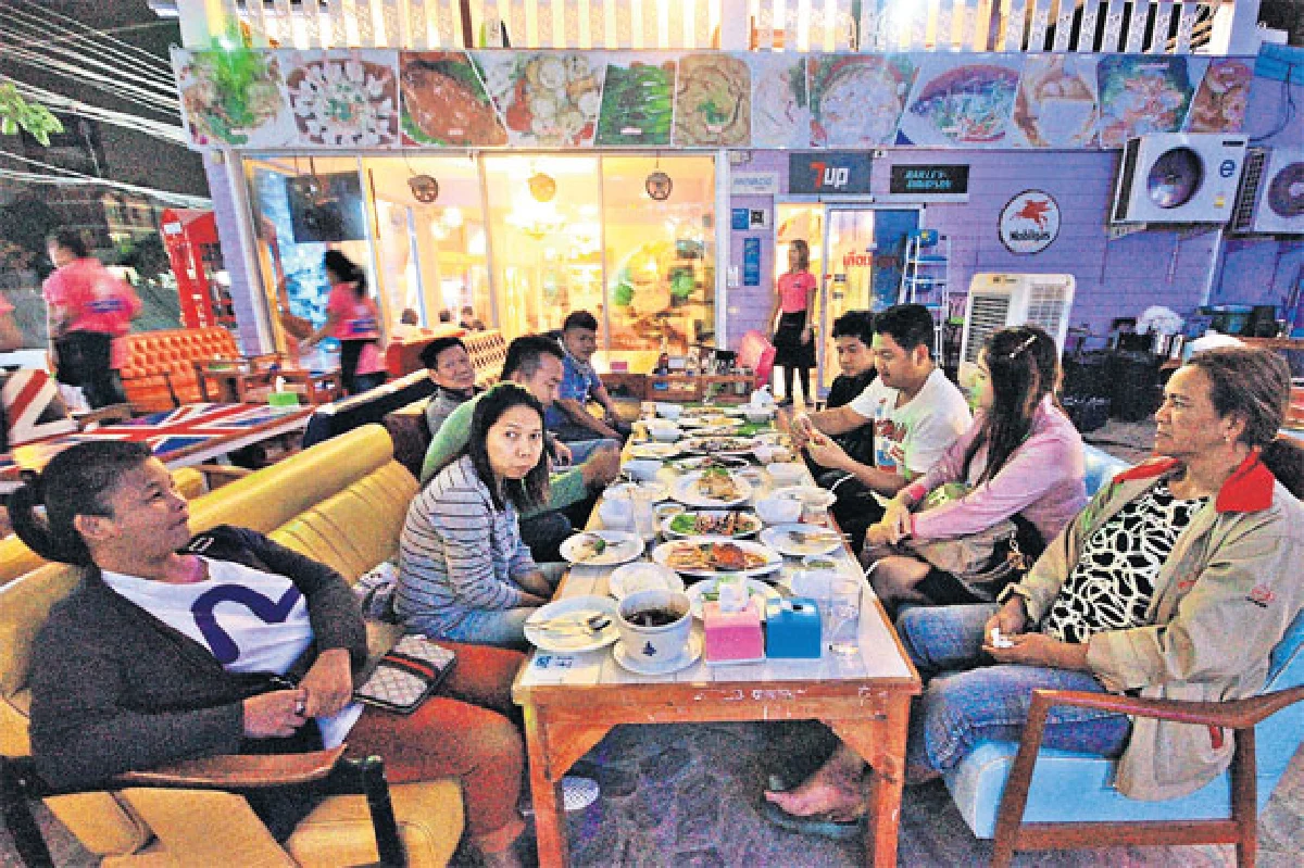 ร้านหญิงซีฟู้ดสุดเริ่ด บรรยากาศสุดชิล