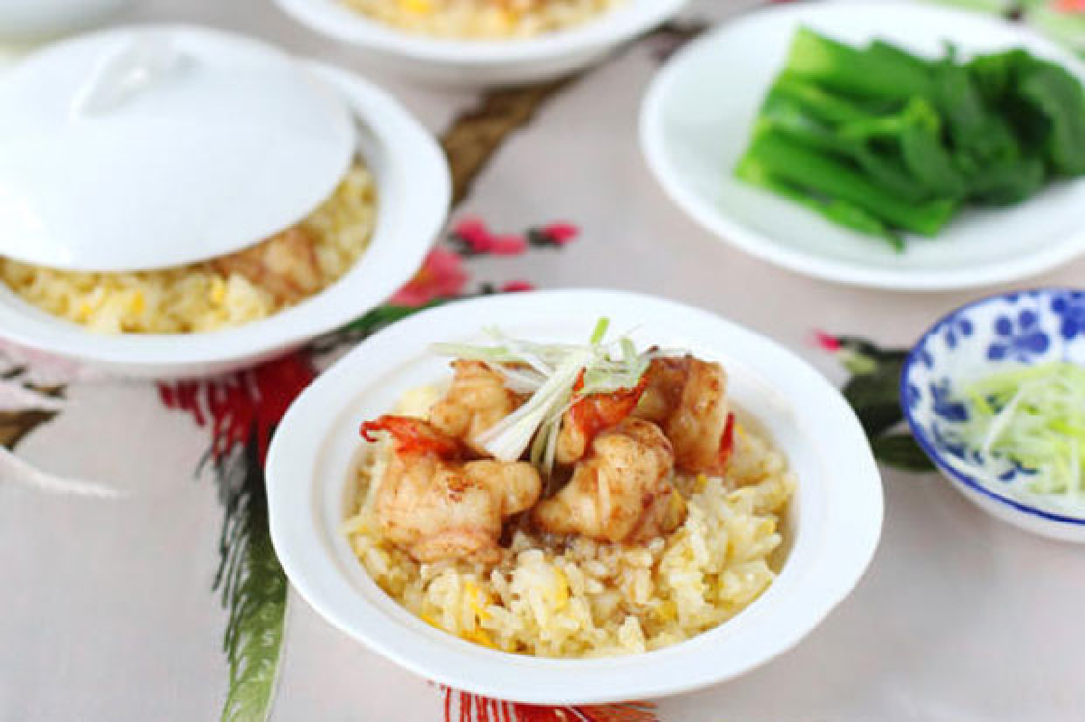 ข้าวหน้ากุ้งหม้อดิน ข้าวอบไออุ่น ข้าวหน้ากุ้งหม้อดิน ข้าวอบไออุ่น