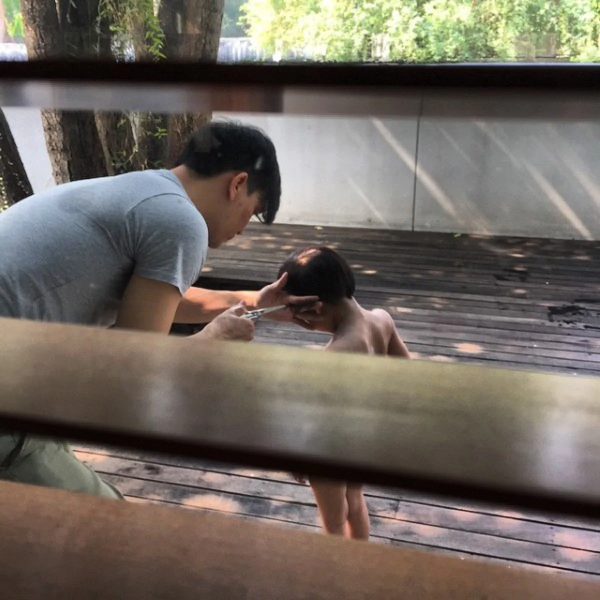 ภาพน่ารัก! "เคน ธีรเดช"ตัดผมลูกชายเอง