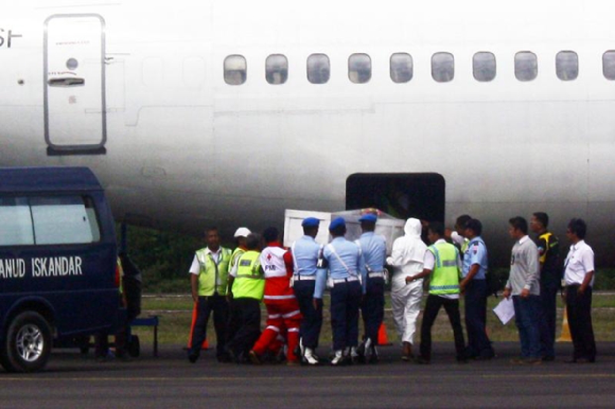 AirAsia search will continue despite military's withdrawal