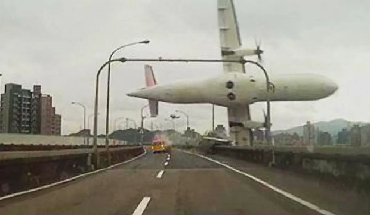 Taiwan pilot praised as a hero as search continues (video, photos)  (UPDATED)