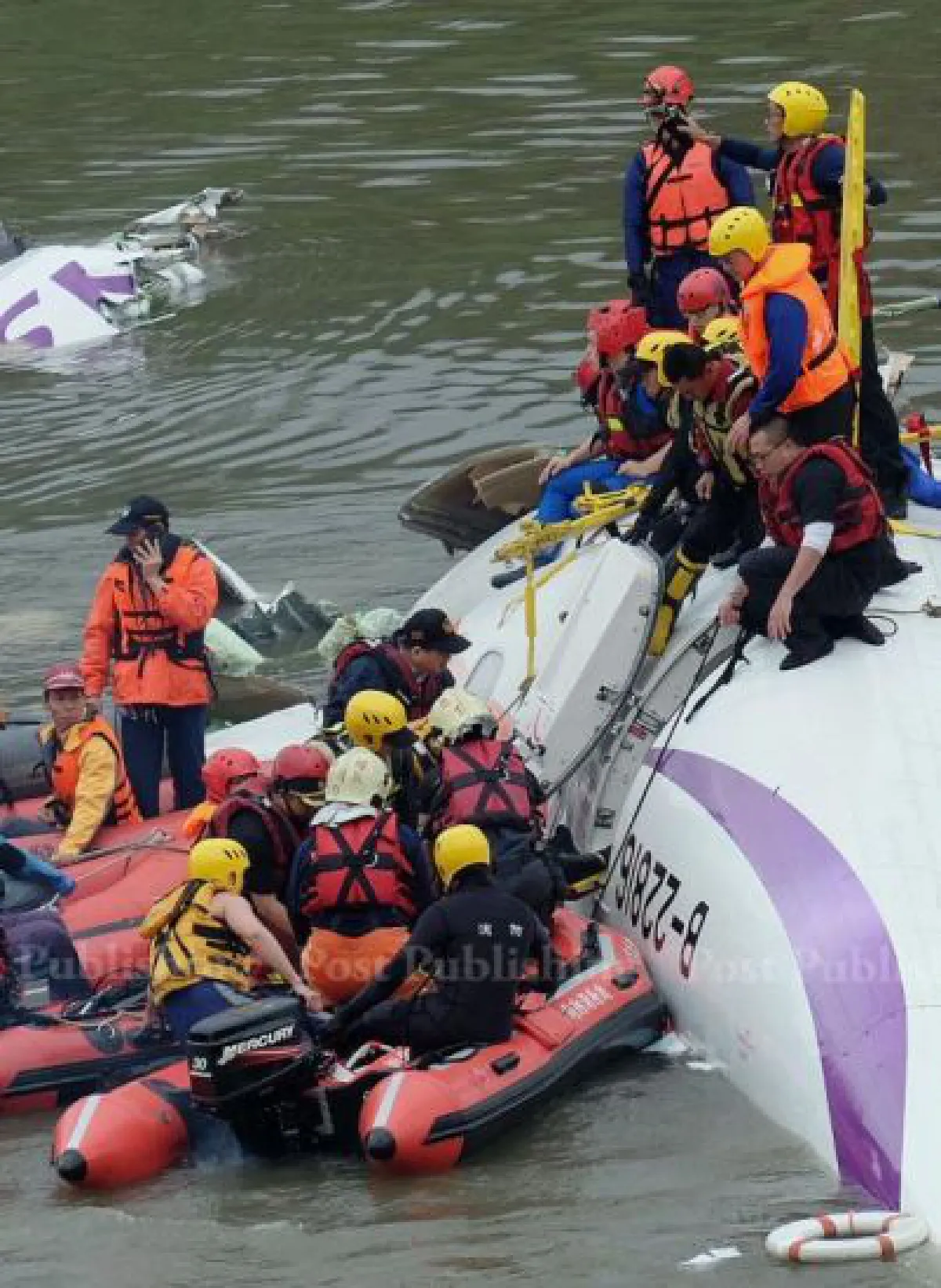 Taiwan pilot praised as a hero as search continues (video, photos)  (UPDATED)