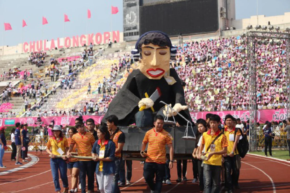 จุฬา-มธ.โชว์หุ่นล้อการเมืองตำรวจยึดป้ายผ้า