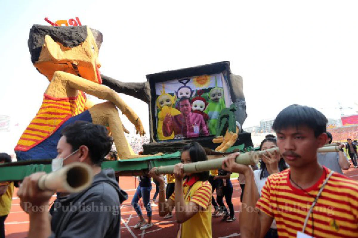 ขบวนล้อการเมืองประเพณีคู่งานบอล "จุฬาฯ-มธ."