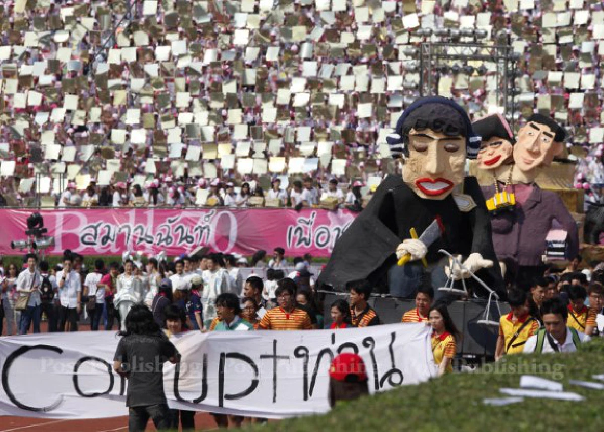 ขบวนล้อการเมืองประเพณีคู่งานบอล "จุฬาฯ-มธ."