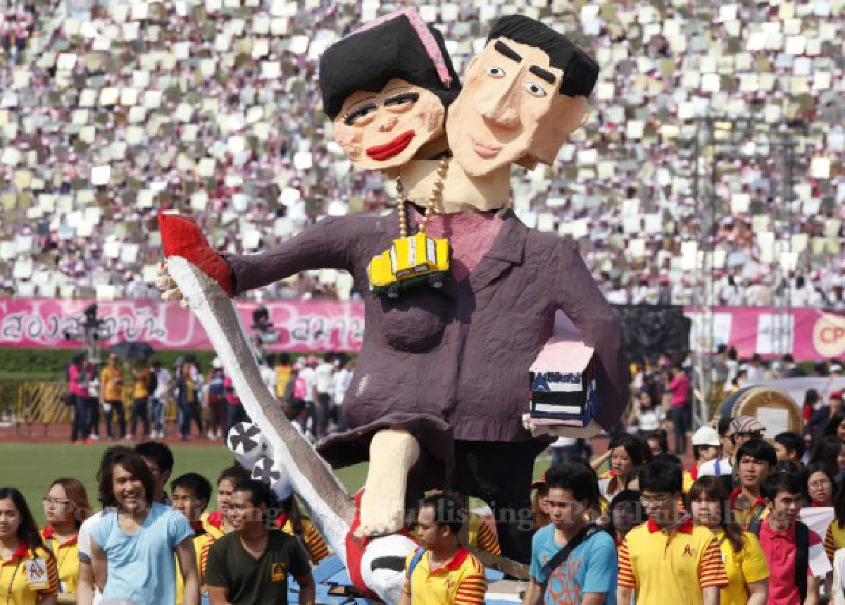 ขบวนล้อการเมืองประเพณีคู่งานบอล "จุฬาฯ-มธ."