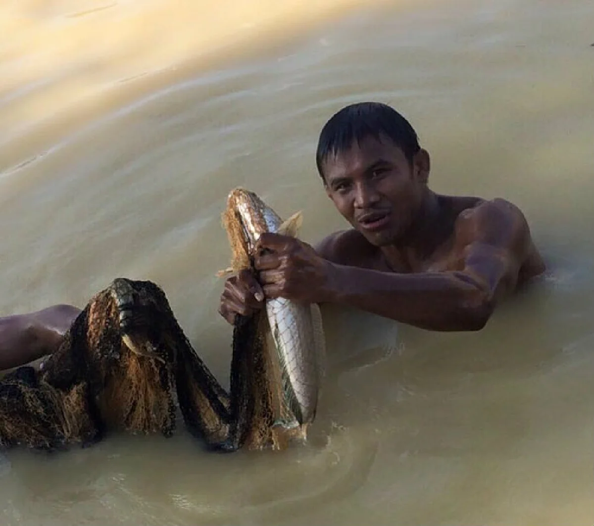 แอบดู!"บัวขาว"โชว์ลีลาทอดแหจับปลาในวันว่างๆ