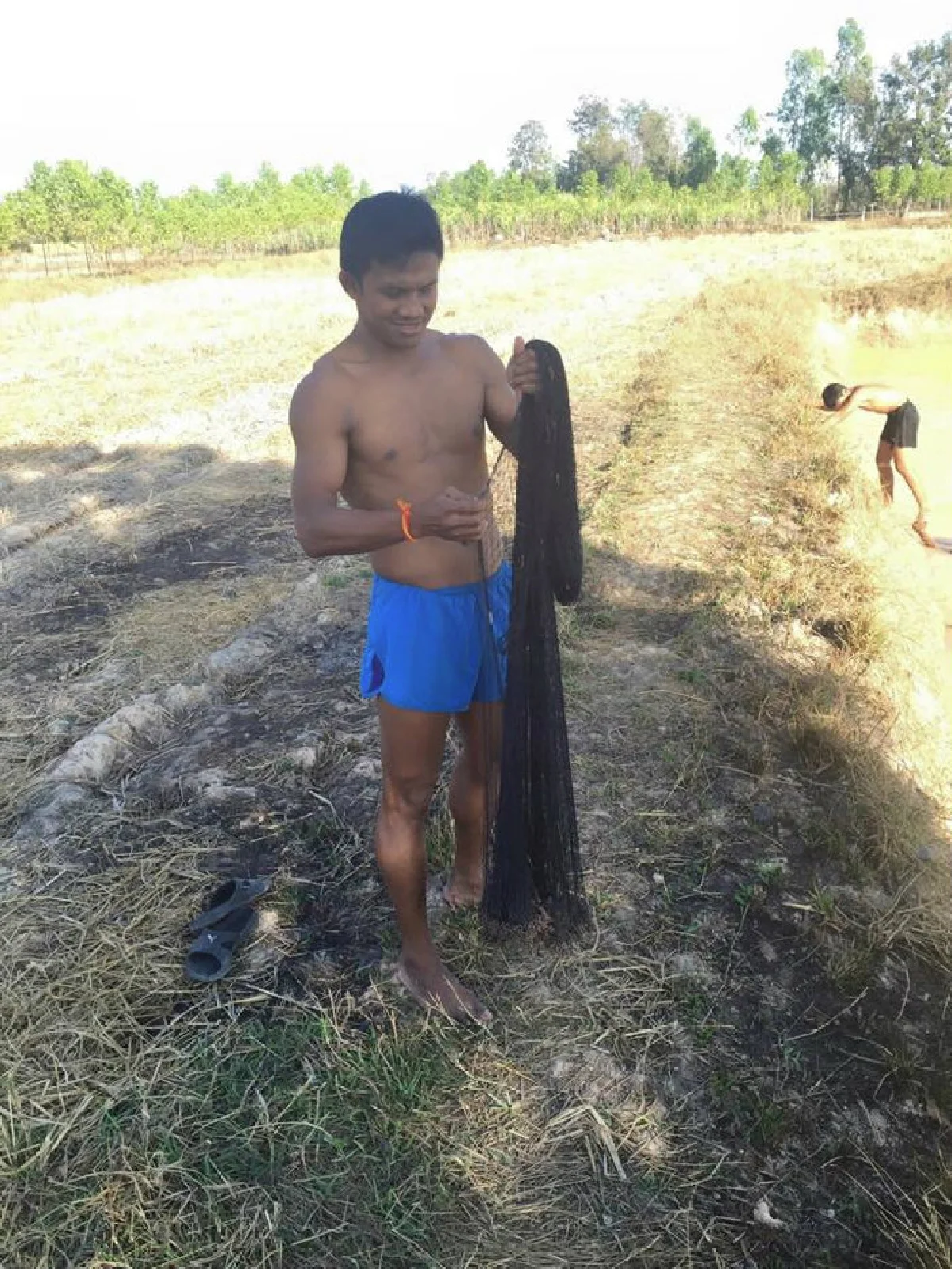 แอบดู!"บัวขาว"โชว์ลีลาทอดแหจับปลาในวันว่างๆ