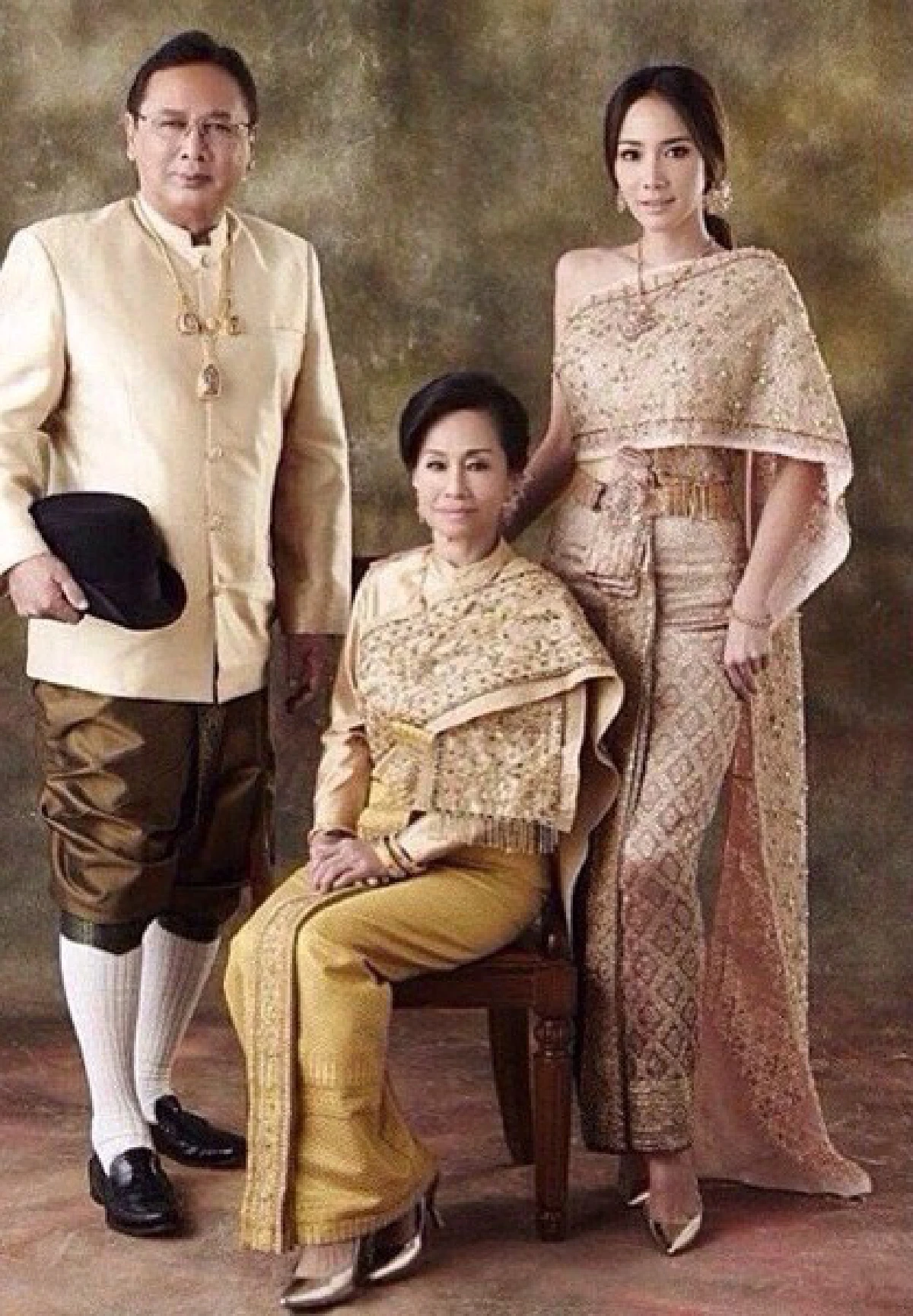 "อั้ม"ควงพ่อ-แม่ สวมชุดไทยถ่ายแบบ100ปี รร.ดัดดรุณี