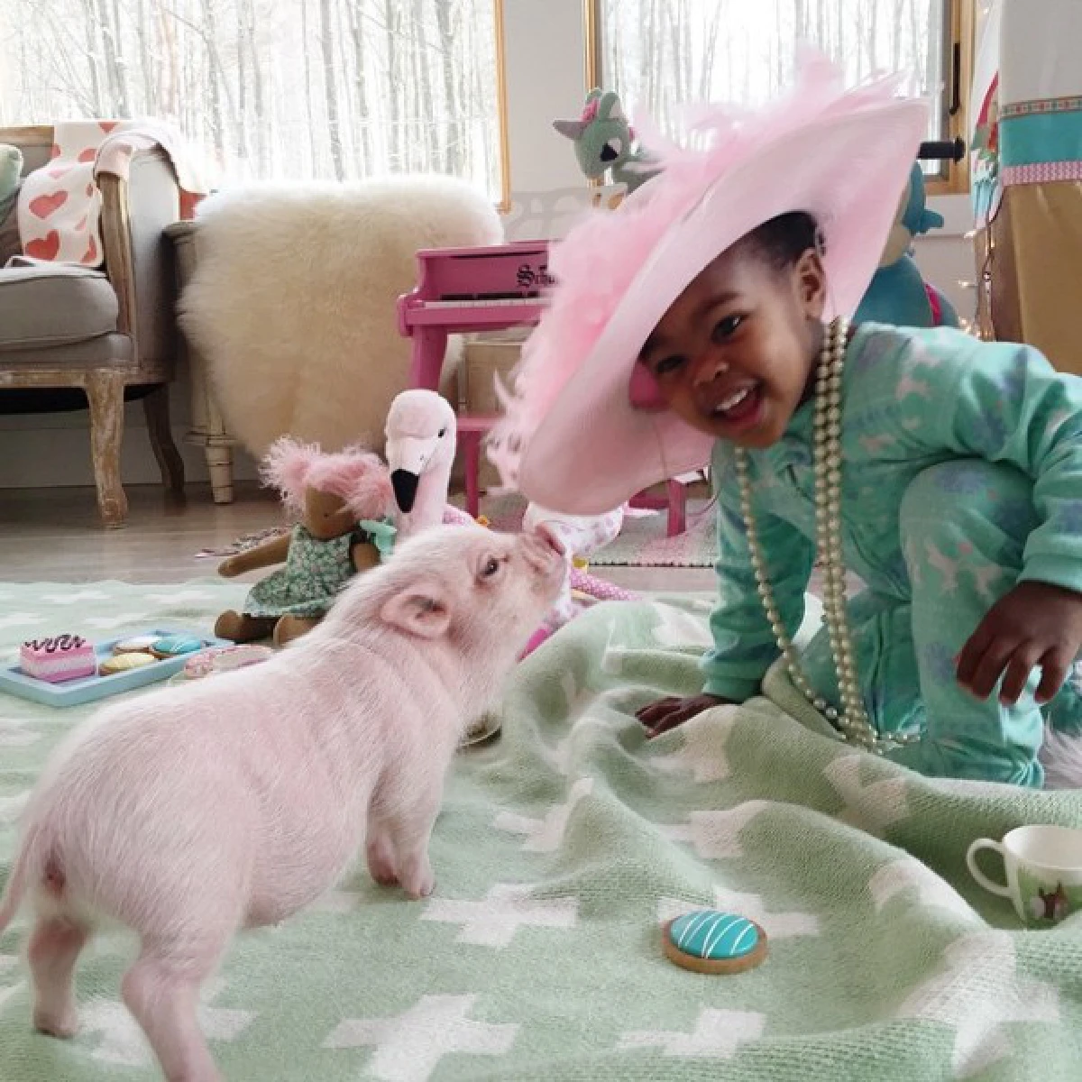 เผยภาพความสัมพันธ์น่ารักน่าหยิก ของเด็กสาวและลูกหมู!