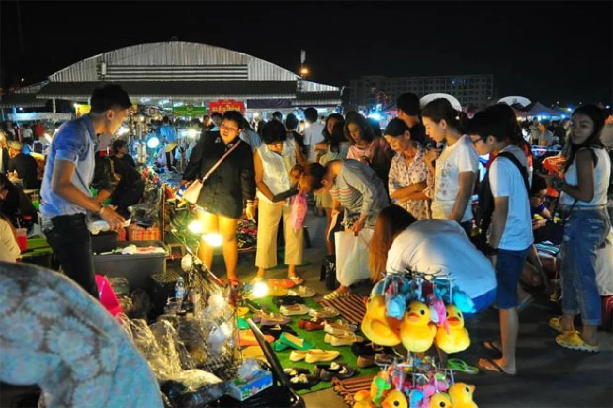 เดินชิลช็อปชิมเพลินๆ ณ ตลาดยามค่ำคืนเลียบด่วนฯ