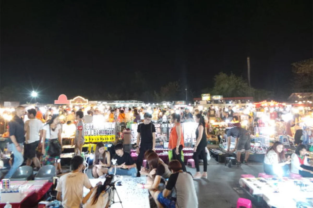เดินชิลช็อปชิมเพลินๆ ณ ตลาดยามค่ำคืนเลียบด่วนฯ