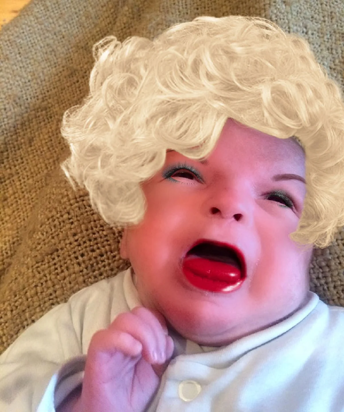 เมื่อคุณแม่ลองแต่งหน้าให้ลูกน้อยด้วยแอพฯมือถือ (ชมภาพ)